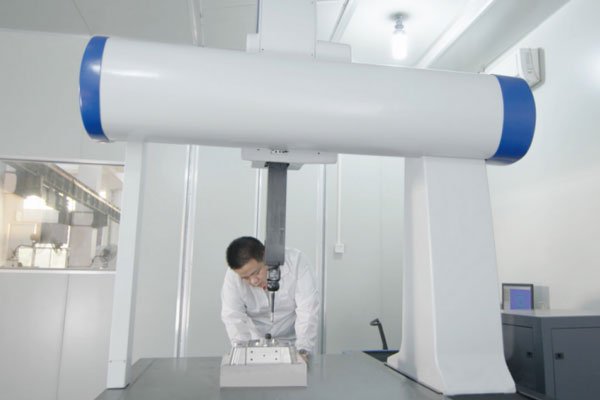 Mold-making equipment supporting a custom plastic storage box tool